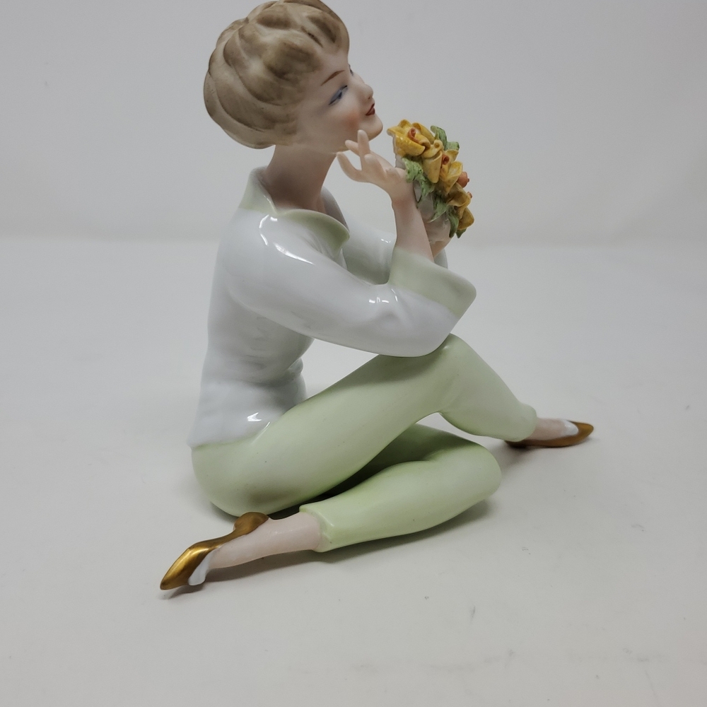 WALLENDORF Figurine Lady Sitting with Bouquet 6.75" Mint 1764 #1757 (2WLL005) - Picture 6 of 13